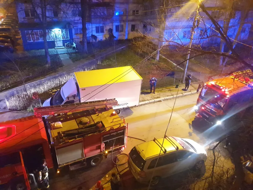 Panică într-un bloc din Galați, după ce un bărbat și-a incendiat apartamentul de patru ori