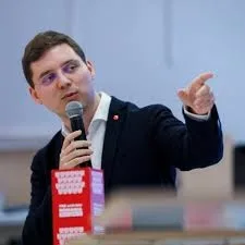 ”Bâlbâiala”dintre ministere în strategia încropită pentru deschiderea școlilor poate duce la un nivel ridicat al infectărilor. Cine își asumă responsabilitatea?