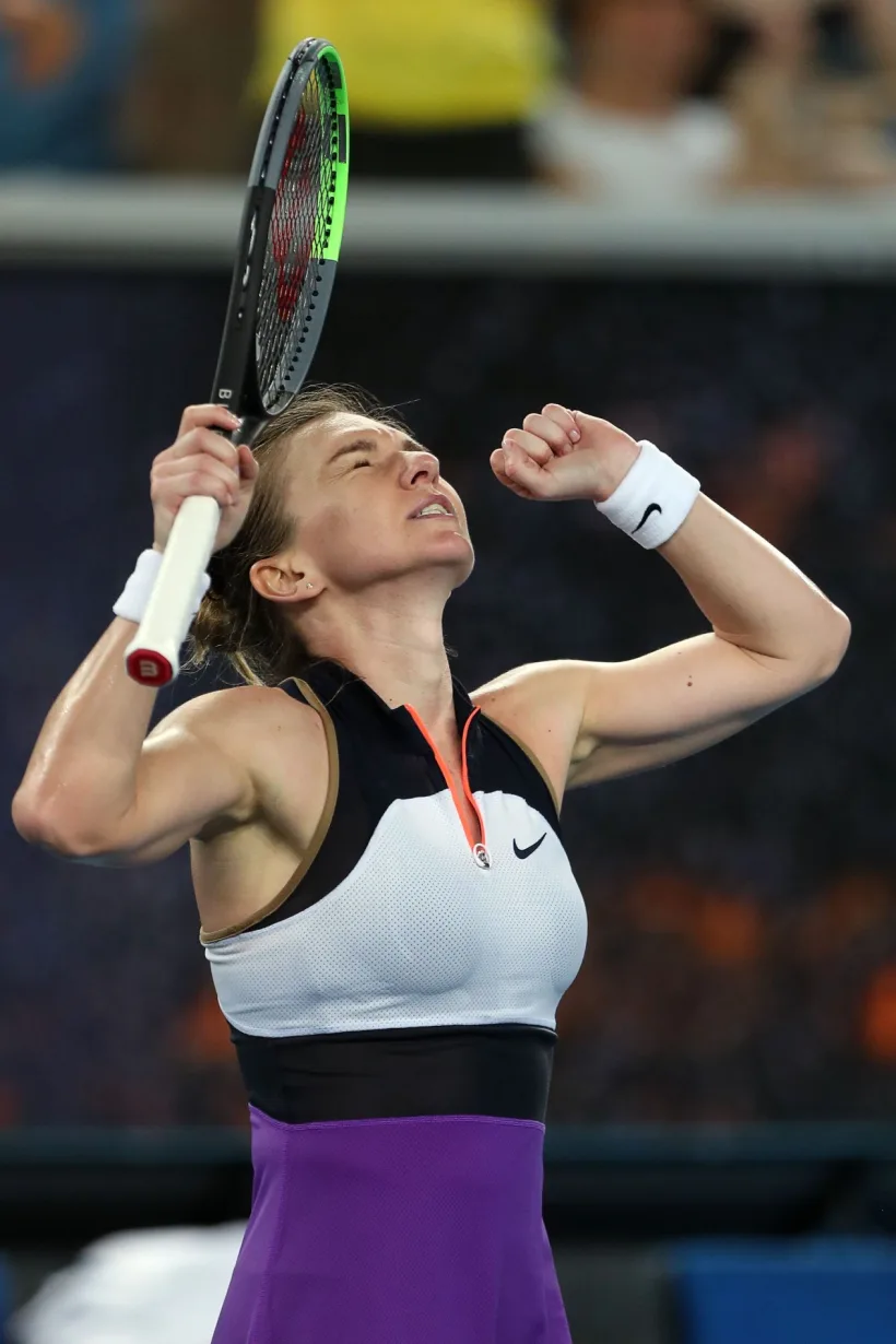 Simona Halep a revenit incredibil de la 2-5 în decisiv şi s-a calificat în turul 3 la AO