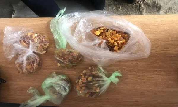 Contrabandă cu pietre semiprețioase descoperită la vamă