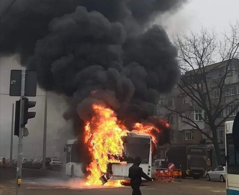 VIDEO Un autobuz Transurb, plin cu călători, a luat foc în timp ce se afla pe traseu