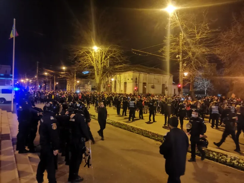 Incidente la protestul de la Galați. Protestatarii au aruncate pietre și petarde, iar jandarmii au folosit gaz iritant