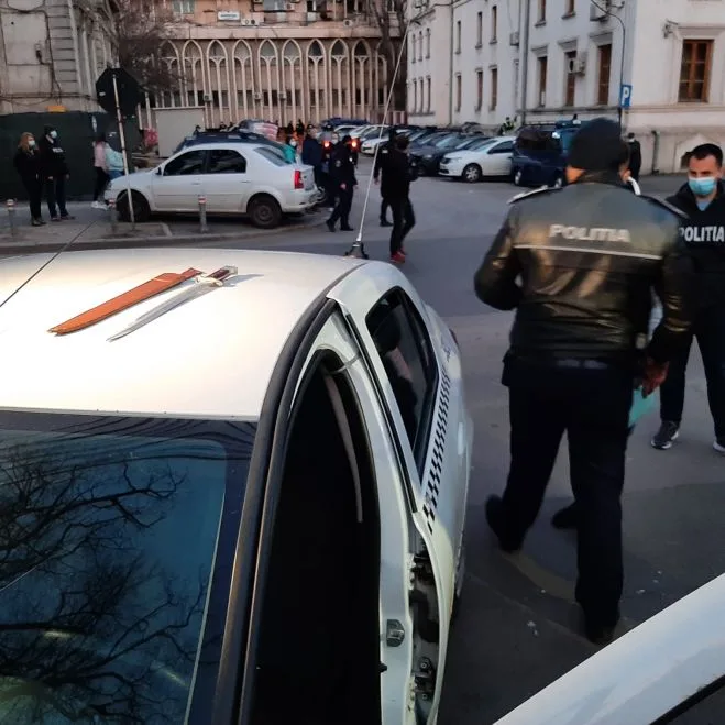 Arme albe, găsite asupra unor protestatari din Galaţi. Un șofer de taxi a venit cu maceta