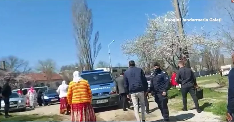 VIDEO 50 de persoane au participat la o procesiune religioasă de botez, pe malul Dunării. Un pastor a fost sancționat