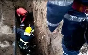 VIDEO Tragedie la Șendreni. Un bărbat a murit după ce un mal de pământ s-a prăbușit peste el