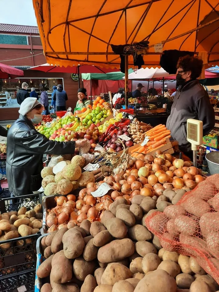 Masca rămâne obligatorie în toate piețele din Galați