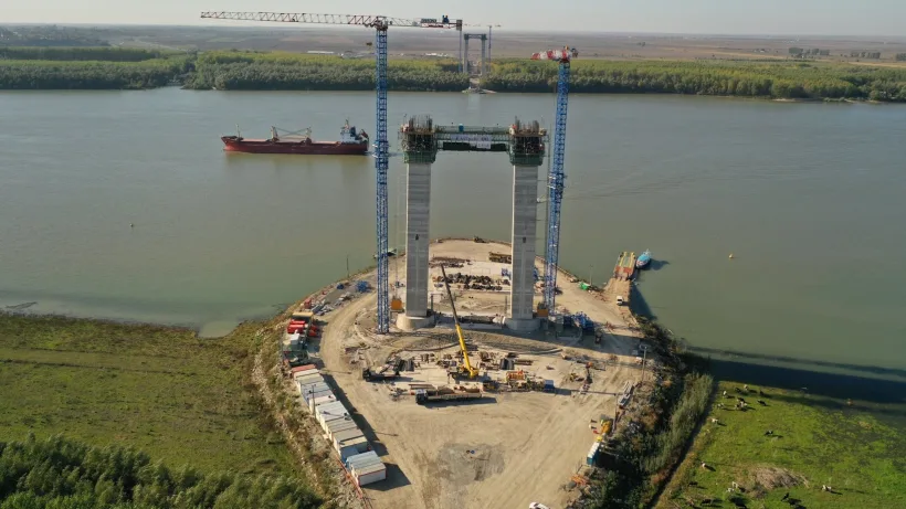CNAIR: Lucrările de ridicare și montare a cablurilor la Podul suspendat de la Brăila afectează parțial navigația pe Dunăre