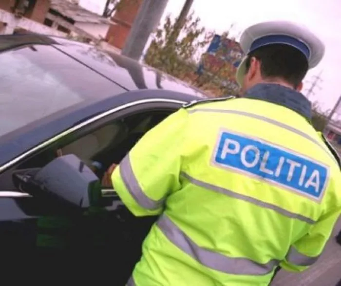 Șicanare în trafic. Un bărbat a spart geamul portierei unei mașini, aflate în mers
