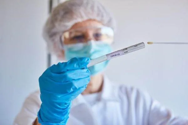 Testare periodică pentru profesorii care nu sunt vaccinați