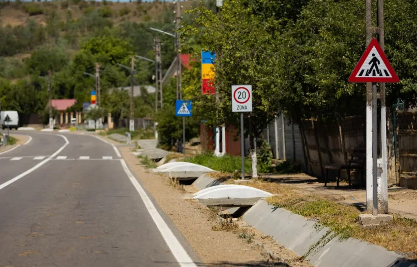 Viața are prioritate. Consiliul Județean Galați a achiziționat peste 2100 de indicatoare rutiere și aproape 2200 de stâlpi de susținere