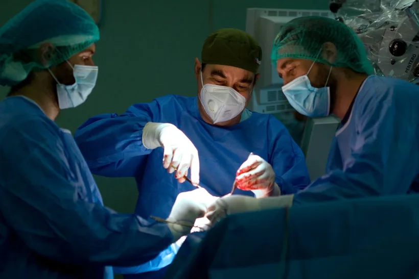 O femeie de 67 de ani din Galați, operată de o tumoră cerebrală de 5 cm