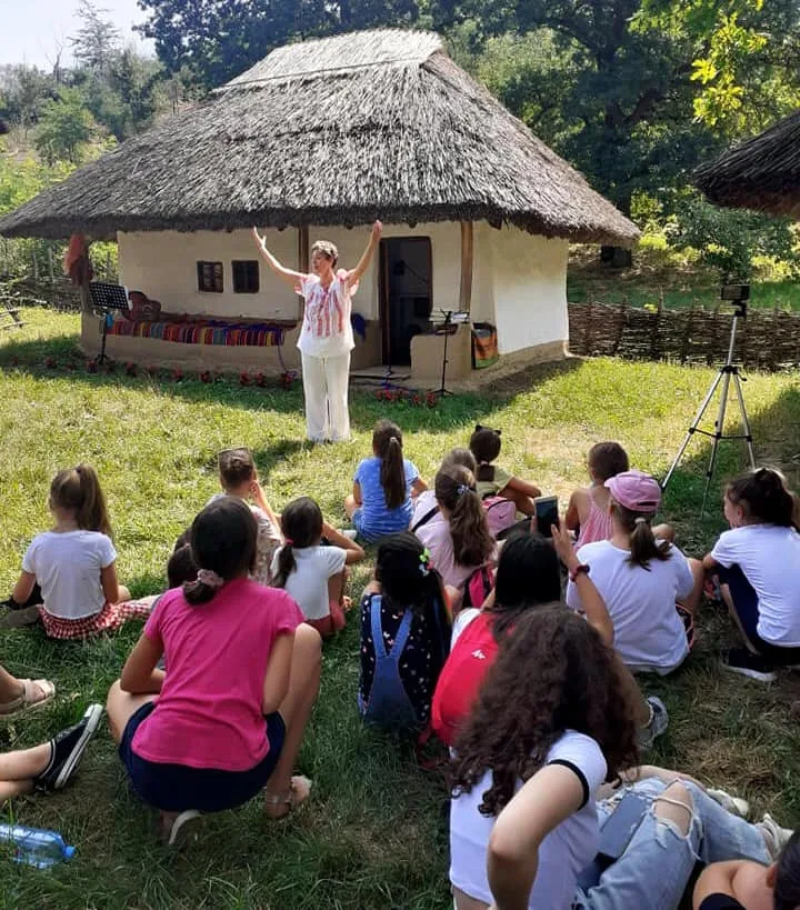 Copiii din Galați, inițiați în tainele olăritului, picturii pe sticlă, desenului, cusutului și țesutului la război