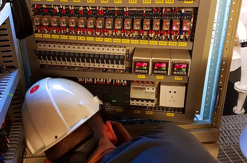 O companie gălățeană își face școală de electricieni navali