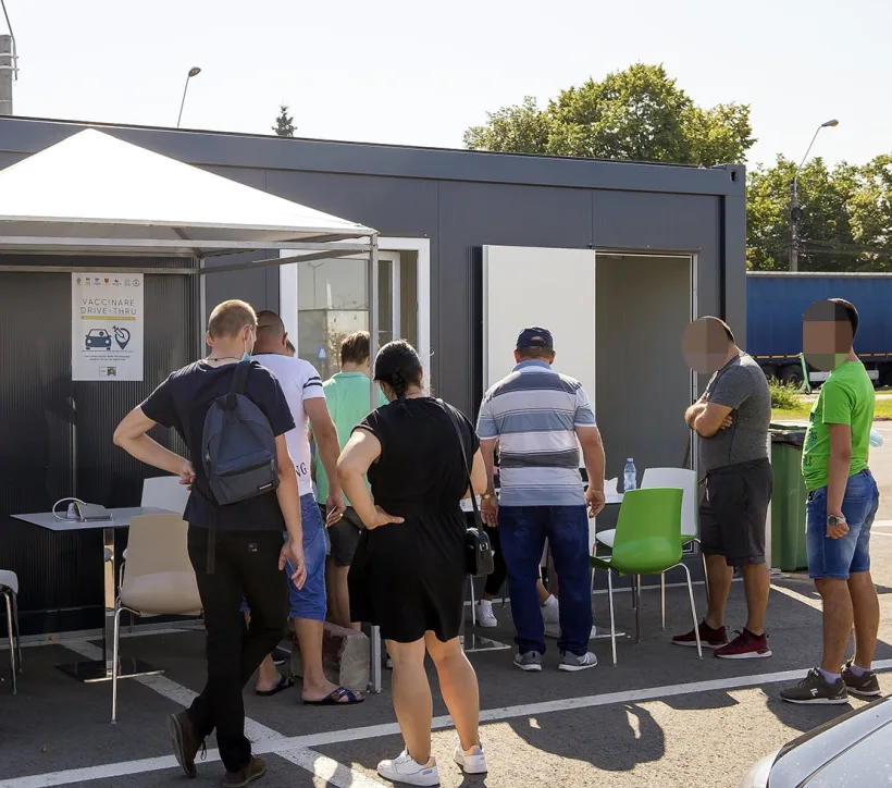 Centrul drive-thru de ”vaccinare la Mall” are activitate intensă și în vacanță
