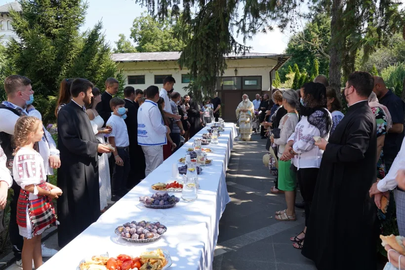 Peste 100 de migranți români, la Catedrala Arhiepiscopală din Galaţi