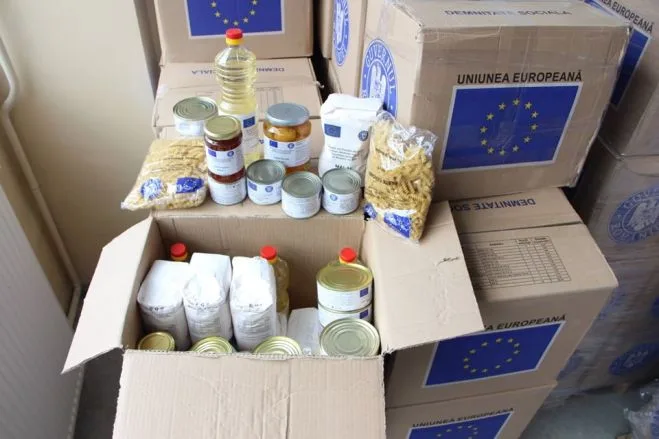 Se distribuie pachetele cu ajutoare alimentare şi de igienă pentru nevoiaşi