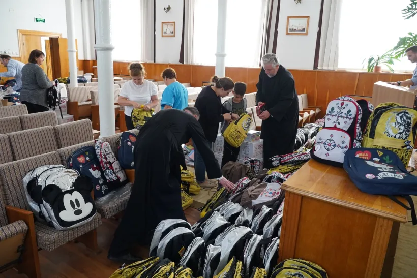 Arhiepiscopia Dunării de Jos a dăruit 4.000 de ghiozdane şi rechizite elevilor din Galați și Brăila
