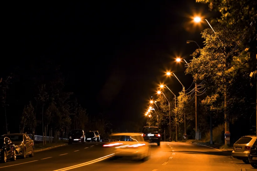 Iluminatul public de pe patru străzi importante din Galați, modernizat