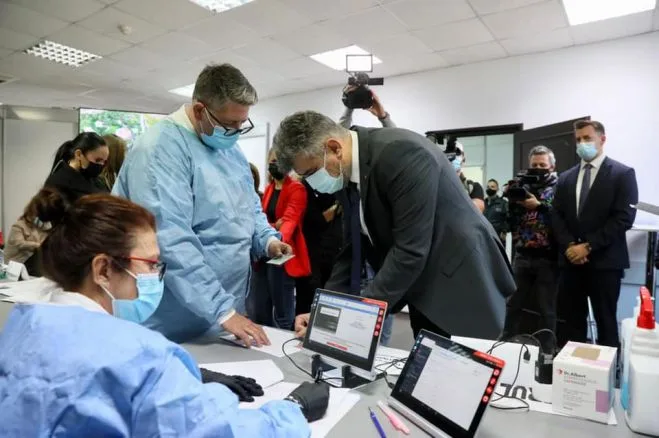 Ciolacu s-a vaccinat cu doza a treia: „Vă îndemn pe toți să vă vaccinați și să vă testați la cea mai mică suspiciune”