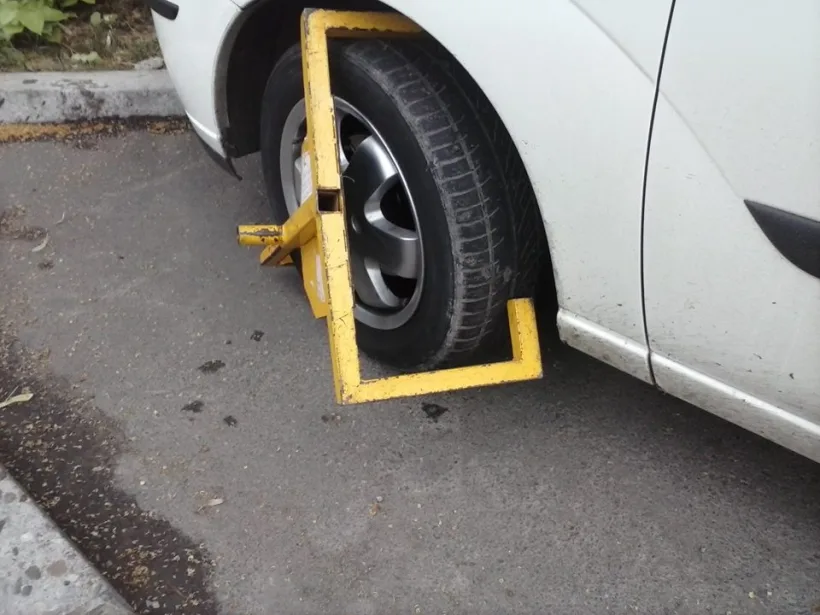Un angajat al Primăriei Galați, lovit cu pumnii și picioarele, în timp ce monta dispozitive de blocare a roților la autoturismele
