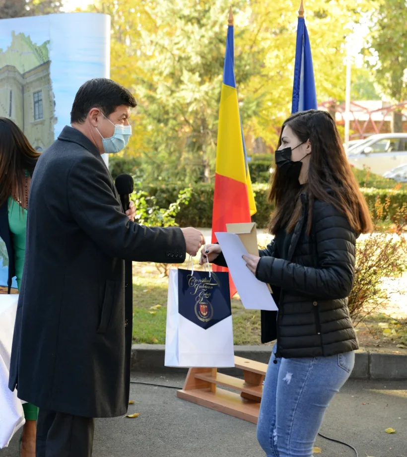 Peste 100 de elevi din mediul rural, premiați de Consiliul Județean. Costel Fotea: Sunt copii deștepți, merită să-i încurajăm pe drumul performanței