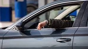 Ce a pățit un șofer gălățean care a aruncat chiștocul de țigară pe geamul mașinii