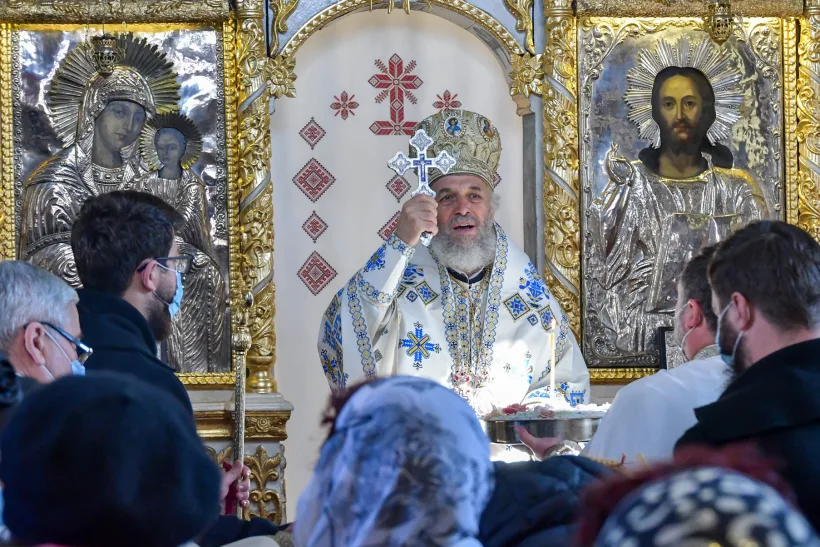 Biserica „Vovidenia” din Galaţi şi-a sărbătorit hramul. Bolnavii din spitale, bătrânii din cămine, dar și studenții nevoiași au primit o masă caldă