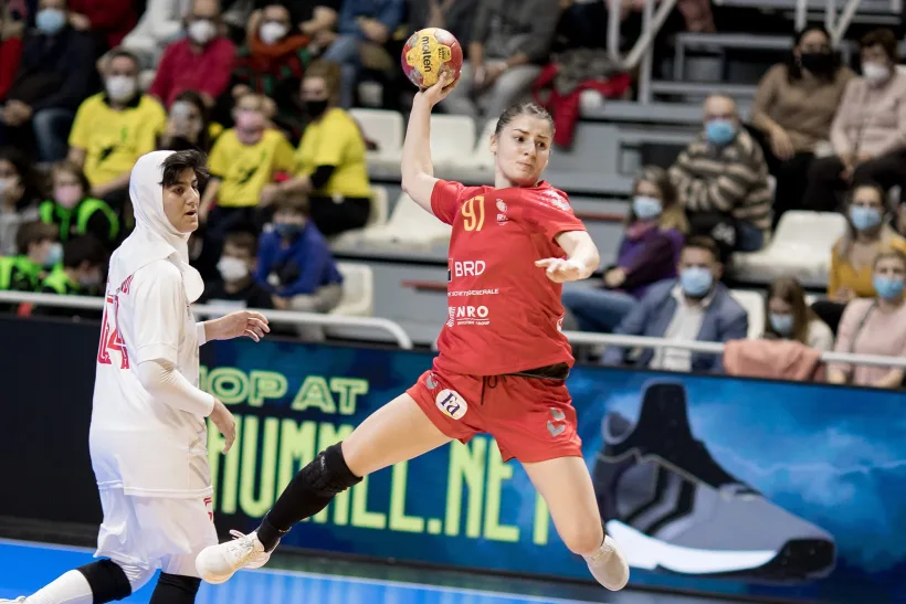 România a debutat cu o victorie categorică la Mondiale. Gălăţeanca Alexandra Dindiligan a marcat trei goluri.