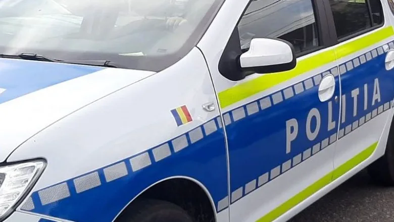 Trei persoane rănite într-un accident pe strada Rizer. Un bărbat a intrat cu mașina într-un copac, iar apoi a fost proiectat în gardul unui imobil