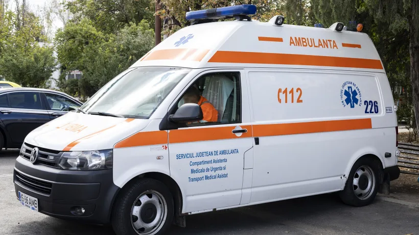 Ambulanță aflată în misiune, implicată într-un accident în orașul Galați
