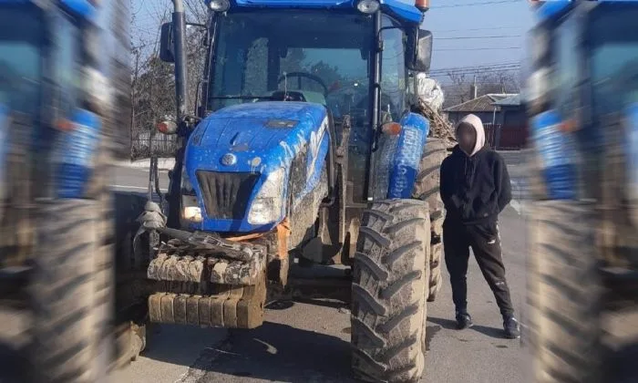 Un tânăr gălăţean a fost depistat la volanul unui tractor, fără a deţine permis de conducere