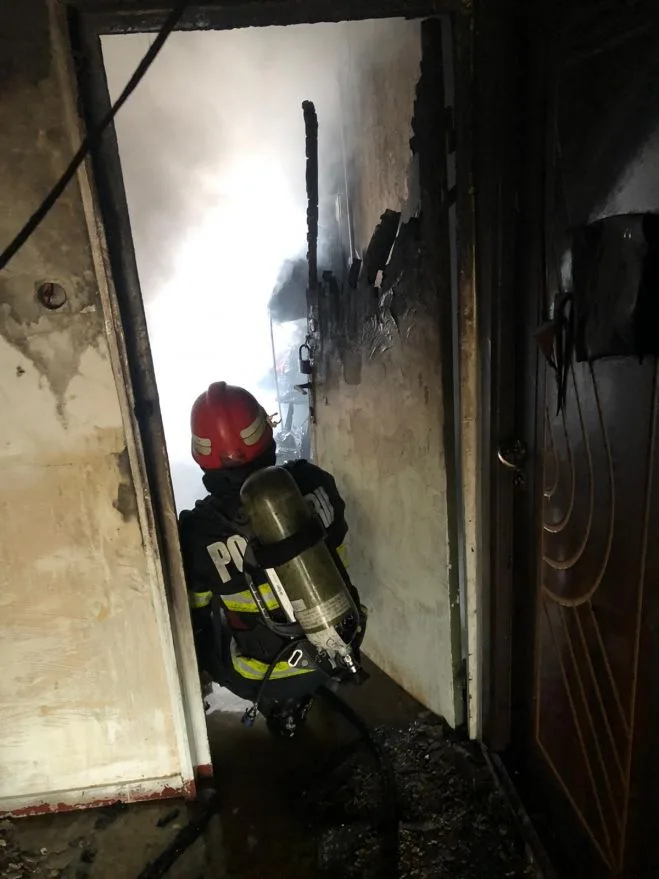 Zeci de locatari evacuați dintr-un bloc din cauza unui grătar nesupravegheat