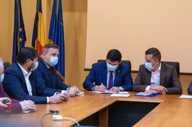 Președintele Consiliului Județean, Costel Fotea, a semnat un parteneriat cu CNAIR pentru trei investiții în infrastructura rutieră a Galațiului