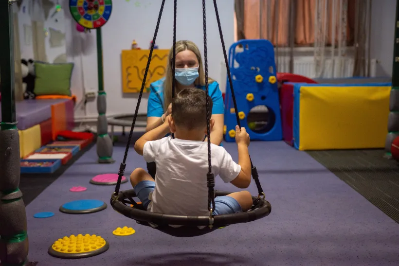 Broșură a Fundației „Inimă de Copil”, cu informații esențiale pentru depistarea timpurie a problemelor care apar în dezvoltarea copiilor