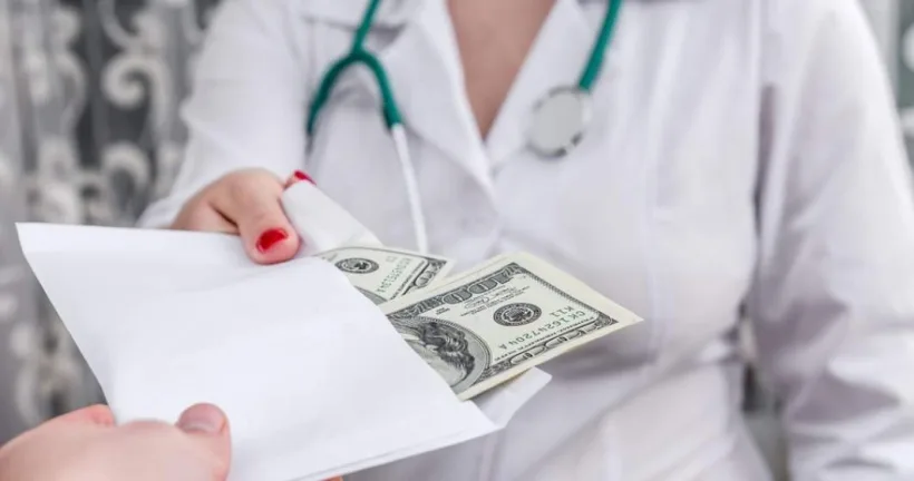 Trei medici stomatologi din Galați, reținuți de procurorii DNA pentru mită și trafic de influență