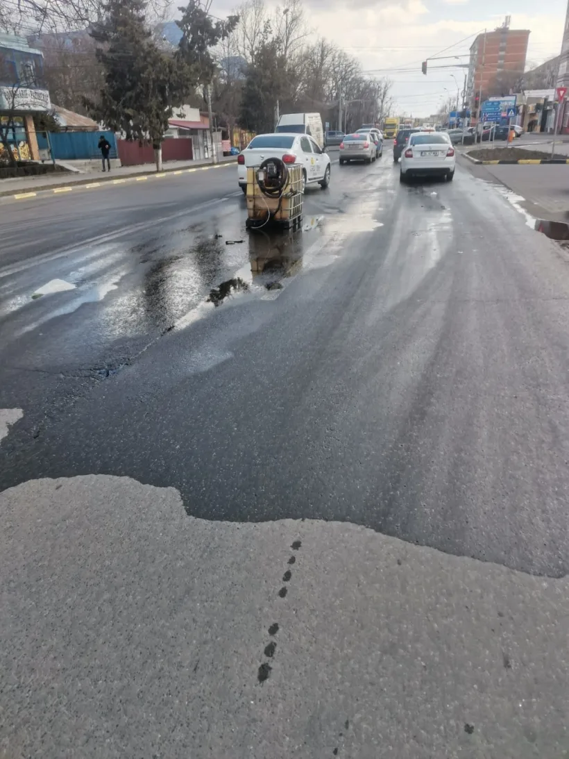 Rezervor cu 1000 de litri de motorină, răsturnat pe o șosea din Tecuci