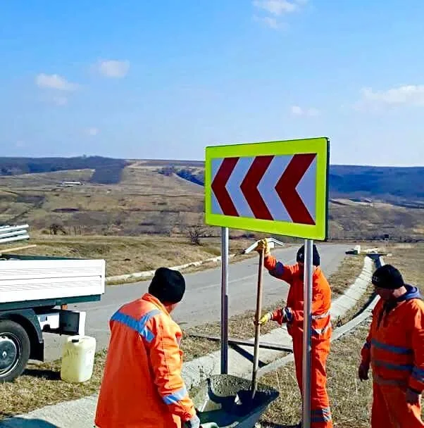 Indicatoare noi și lucrări de întreținere pe drumurile din județul Galați