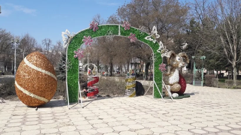 A început montarea decorațiunilor de Paște în orașul Galați