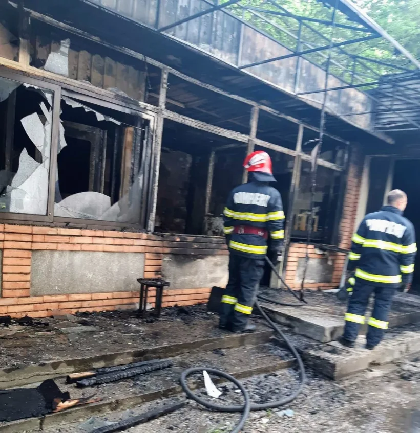 Un gălățean beat a incendiat barul în care se afla  