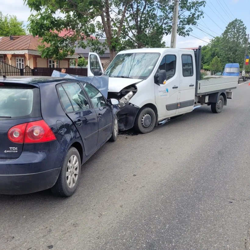 Un bătrân de 82 de ani rănit, după ce un autoturism, un tir și o autoutilitară s-au ciocnit
