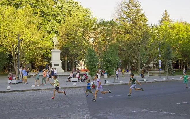 Strada Domnească devine pietonală în weekend