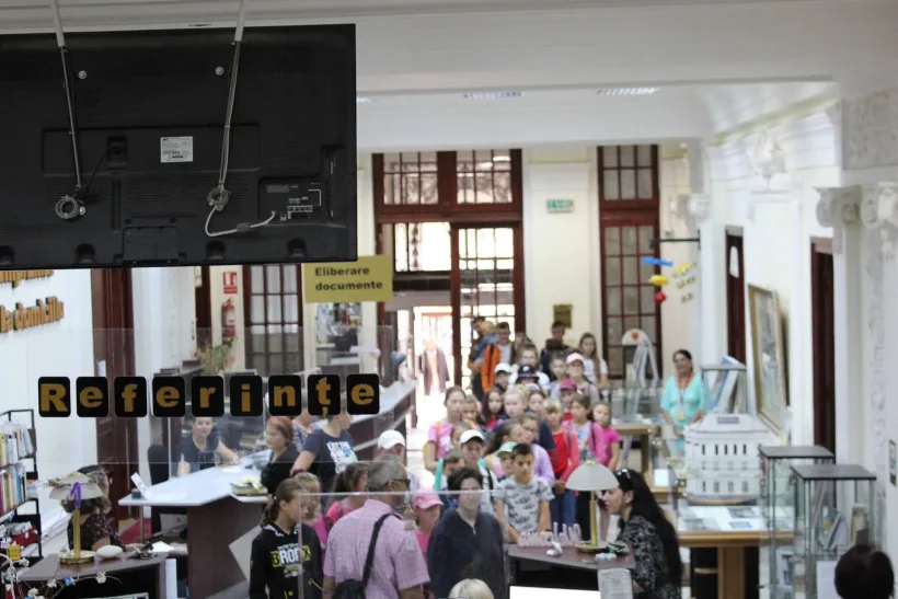 Peste 50 de mici exploratori din Rădești, în vizită la Biblioteca și muzeele din Galați