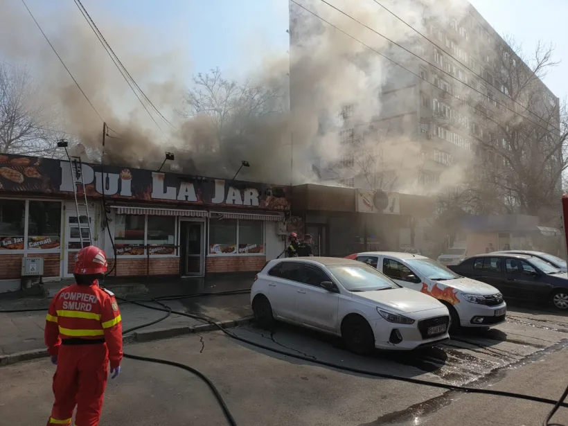 ”Pui la Jar”, în flăcări. Pompierii intervin pentru stingerea incendiului