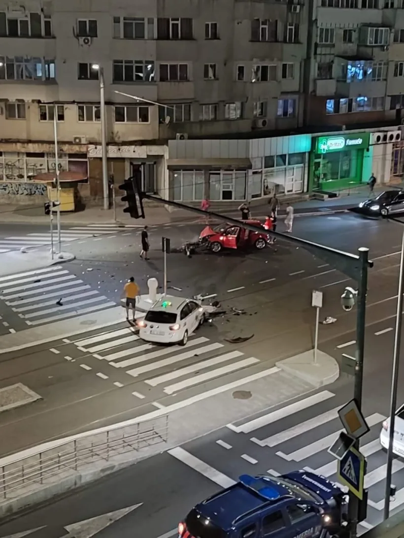 Mașină de taxi, implicată într-un accident. Șoferul a ajuns la spital
