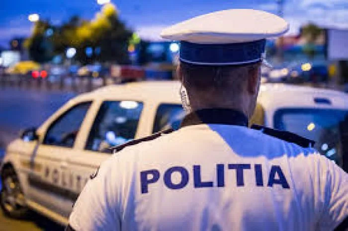 Două adolescente lovite de o mașină în timp ce traversau strada. Una dintre ele a murit