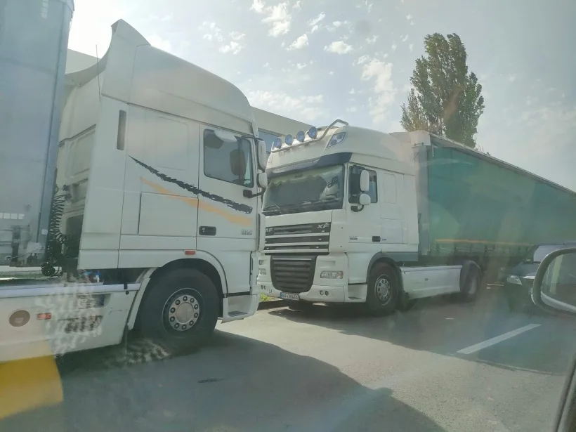 Trasee de autobuz deviate din cauza numărului mare de tiruri din zona Direcției Regionale Vamale Galați