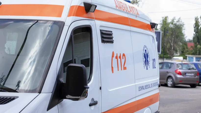 Un șofer a pătruns cu mașina pe trotuar și a lovit un copil de trei ani