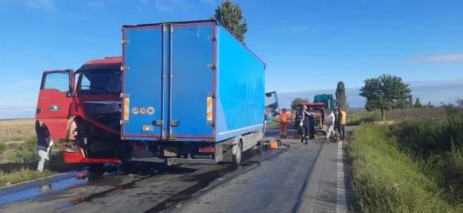 Doi șoferi răniți, după ce trei autoutilitare s-au ciocnit în județul Galați