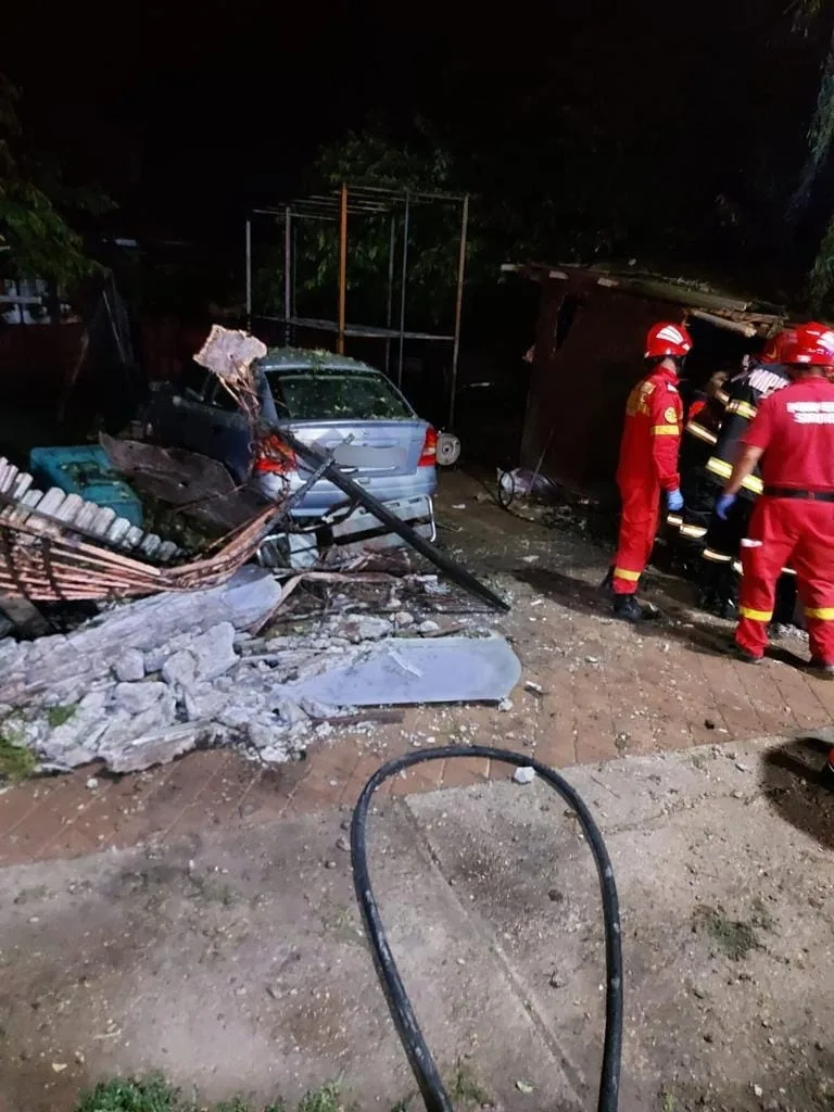 Accident cu patru victime la Matca: un șofer s-a răsturnat cu mașina și a intrat într-un gard