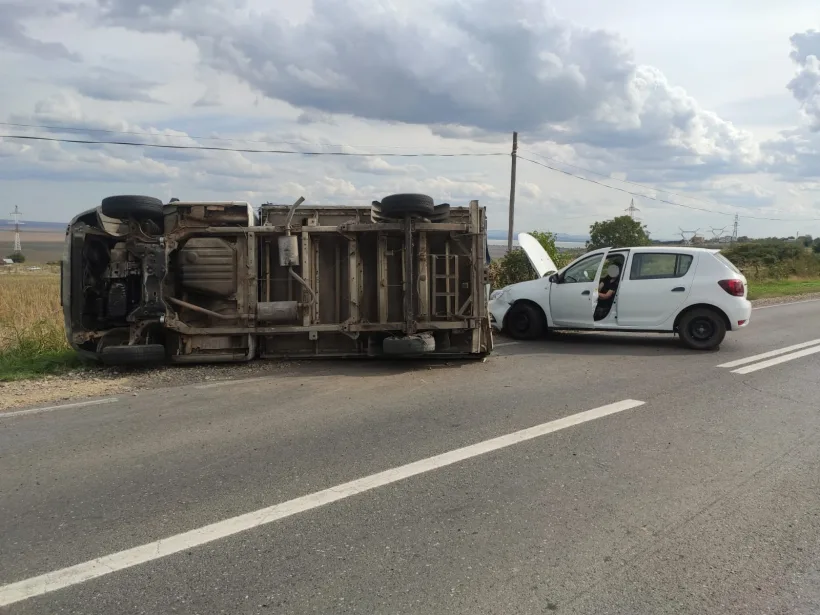 O autoutilitară a lovit o mașină și s-a răsturnat: i-a explodat un cauciuc